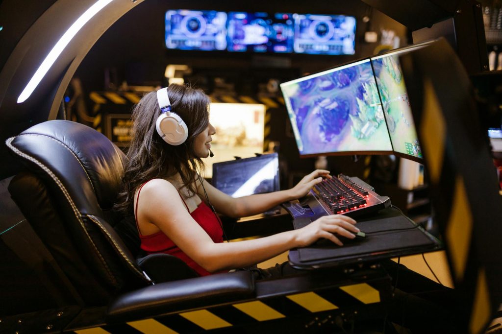 Người chơi đang xem bảng kèo e-sport trên màn hình máy tính