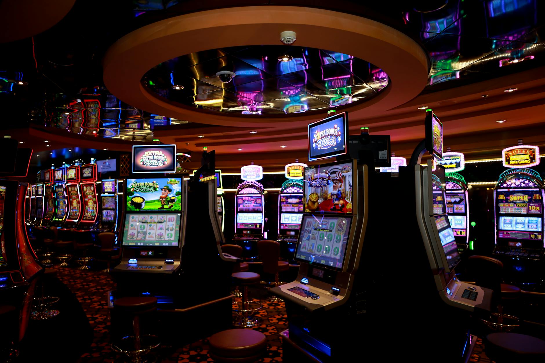 Giao diện vòng quay slot với biểu tượng xu vàng và hiệu ứng ánh sáng