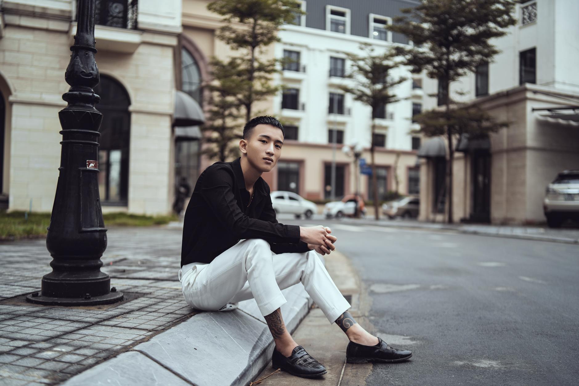 Cận cảnh ba viên xúc xắc trên mặt bàn tượng trưng cho cách tính kết quả tài xỉu